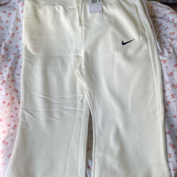 Nike Women Cream Cropped Sweatpants - Picture 1 of 4